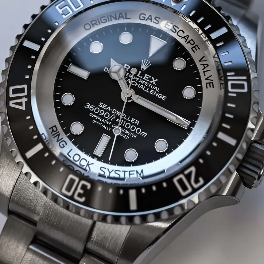 Detalle de caja de super clone Sea-Dweller mostrando calidad del bisel y protector de corona