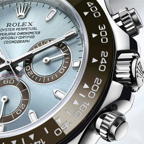 Inspección en detalle de un super clone del Rolex Daytona mostrando la calidad de los pulsadores y el bisel