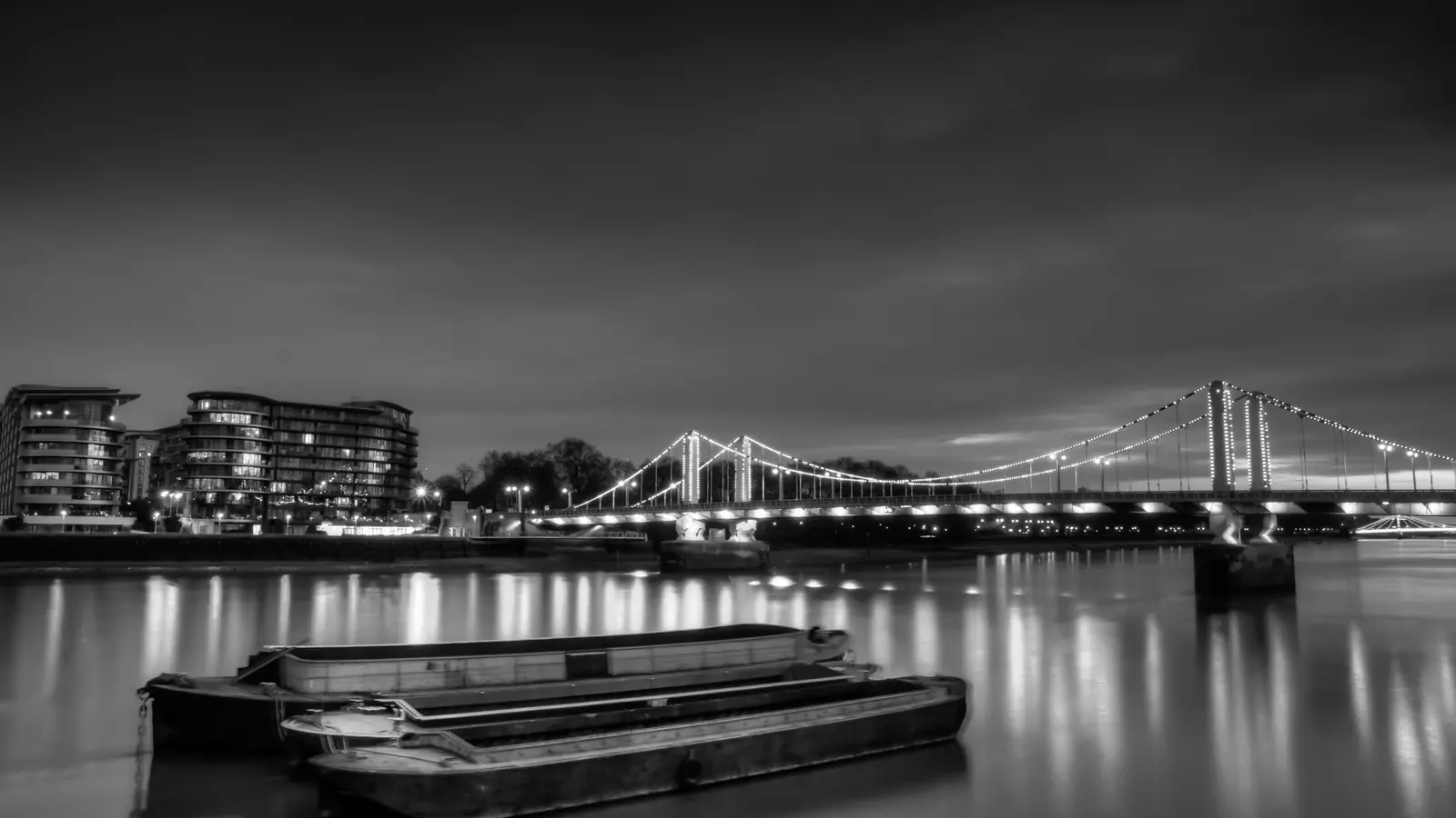 El Puente de Chelsea en Londres por la noche