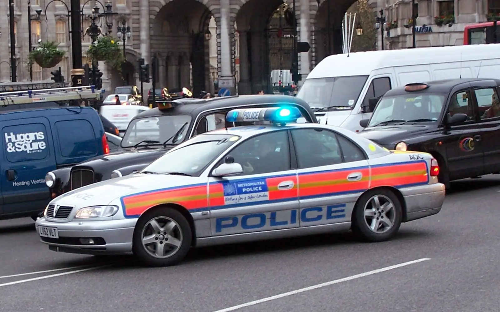 Un vehículo de la Policía Metropolitana en el centro de Londres