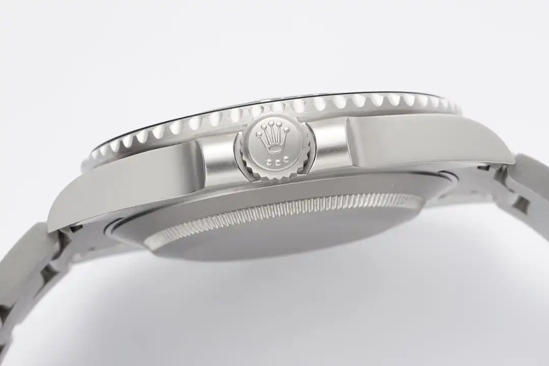 Submariner Parakeet 116610LN Rolex replica, foto en muñeca, esfera turquesa
