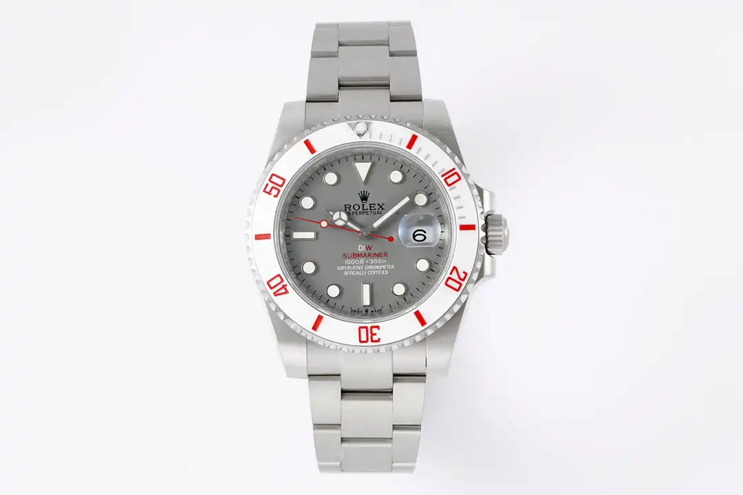 Submariner DIW Parakeet 116610LN replica, detalle de esfera, gris plateado con texto rojo DIW