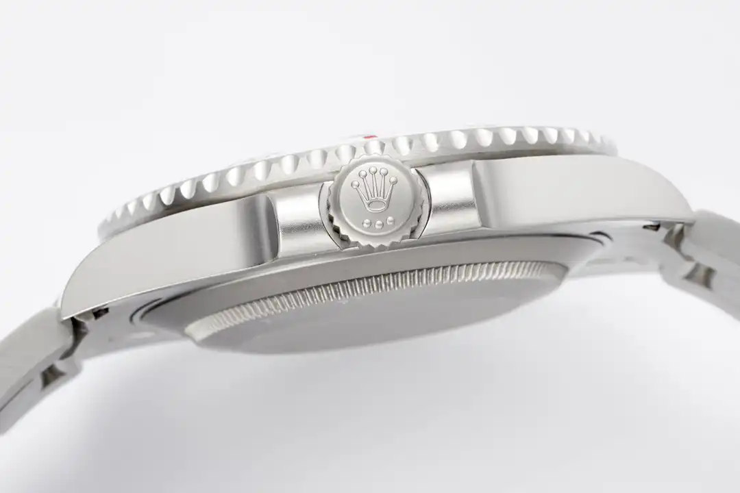 Submariner DIW Parakeet 116610LN replica, vista en ángulo, esfera gris y bisel rojo de 60 minutos