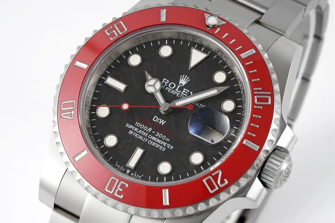 Rolex Submariner Parakeet 116610LN replica Miyota, vista en ángulo, bisel rojo y caja de acero
