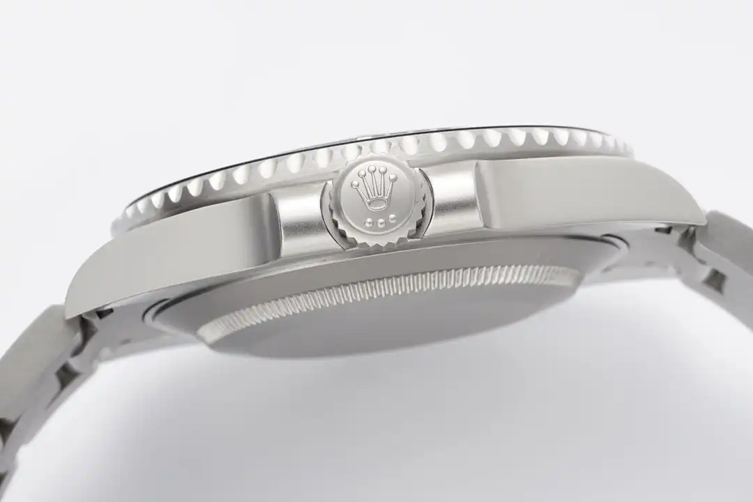 Rolex Submariner Parakeet 116610LN replica, vista en muñeca, esfera marrón claro