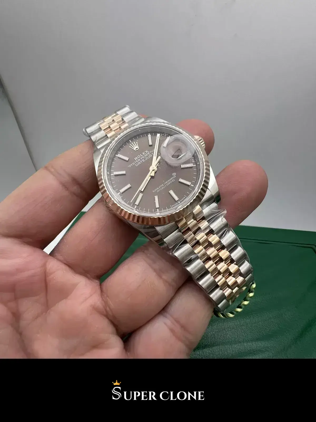 Rolex Datejust 126231 replica, esfera chocolate, vista 2 con caja bicolor Oystersteel y Everose