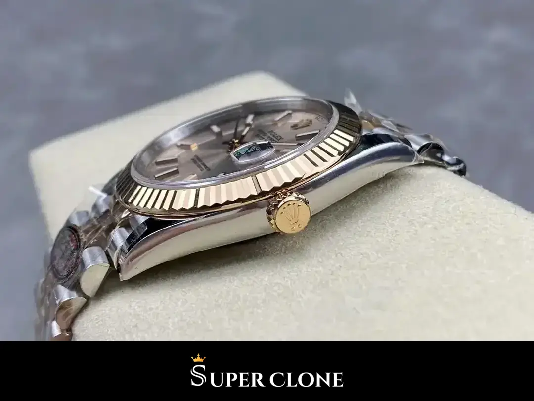 Bisel estriado de oro Everose y corona Rolex de la Datejust 126331 esfera Sundust