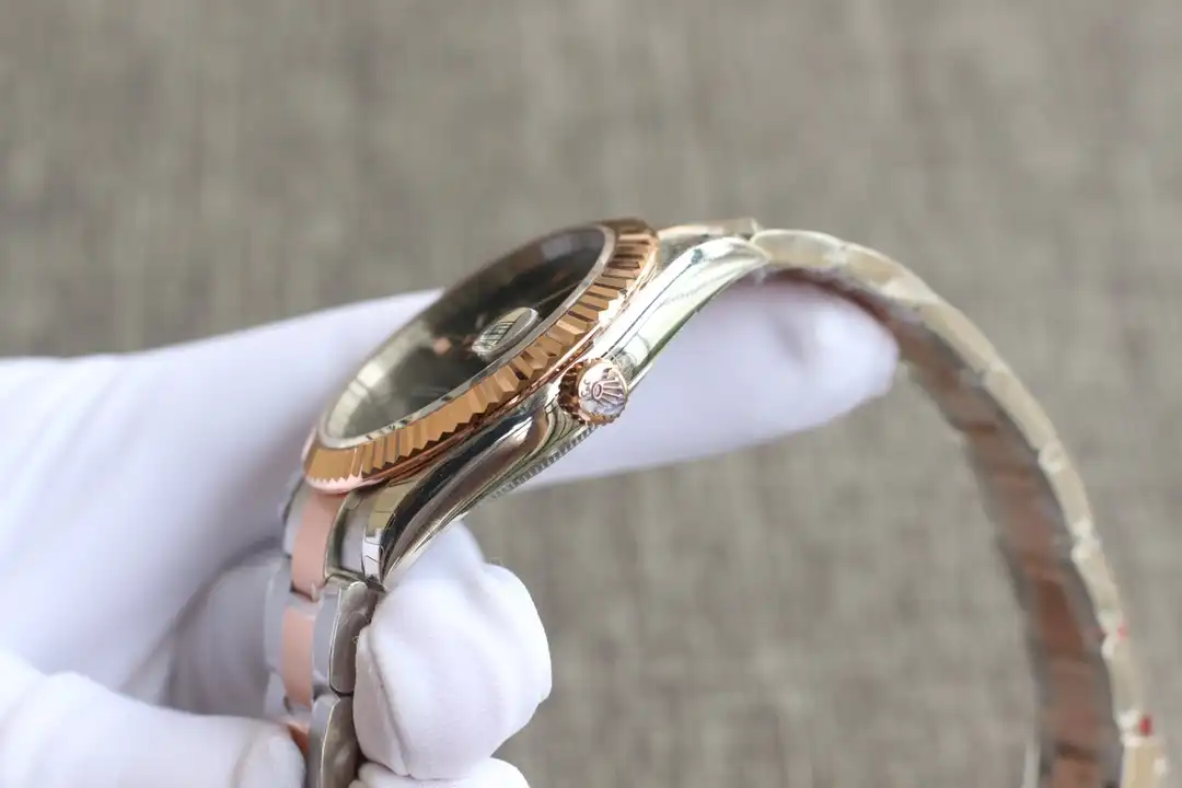 Detalle de corona y bisel acanalado de oro Everose en la Rolex Datejust 126331 Wimbledon réplica