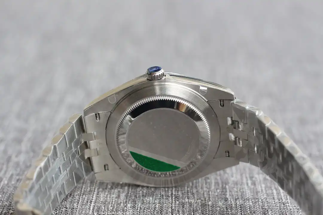 Rolex Datejust 126331 réplica Miyota esfera pizarra — vista en ángulo