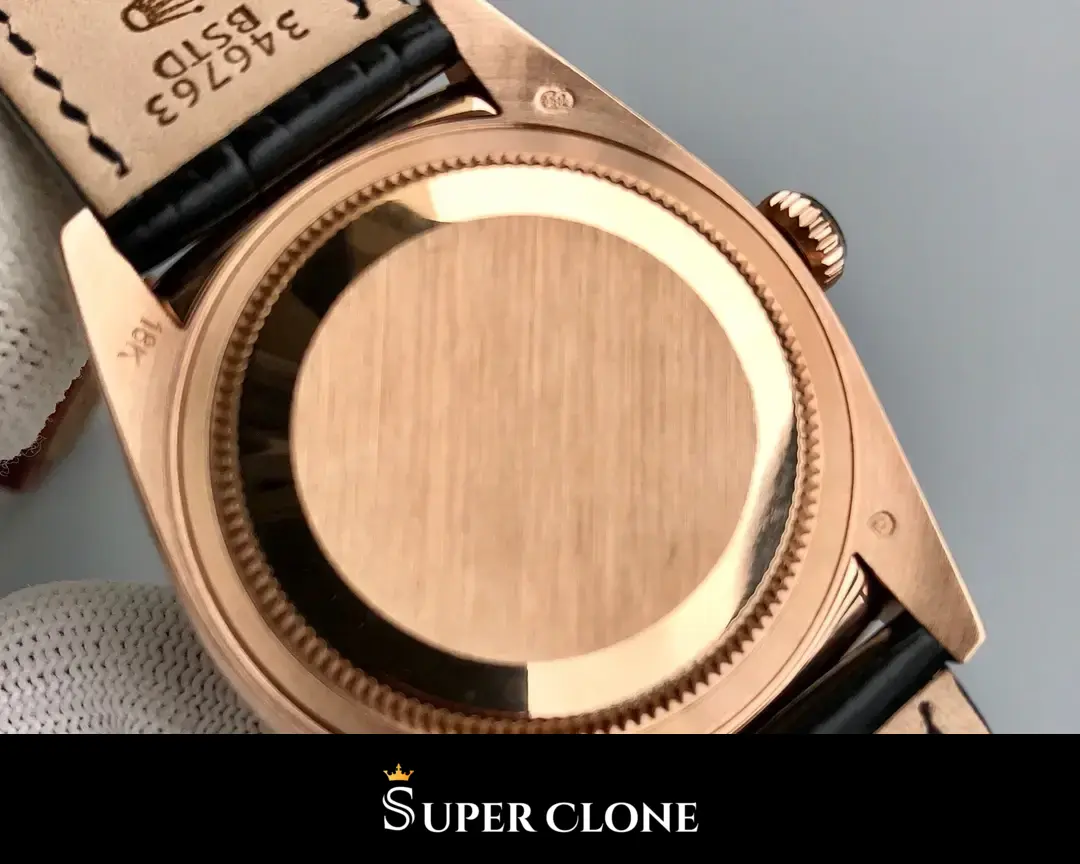 Rolex Day-Date 118135CH replica, bisel estriado Everose en primer plano