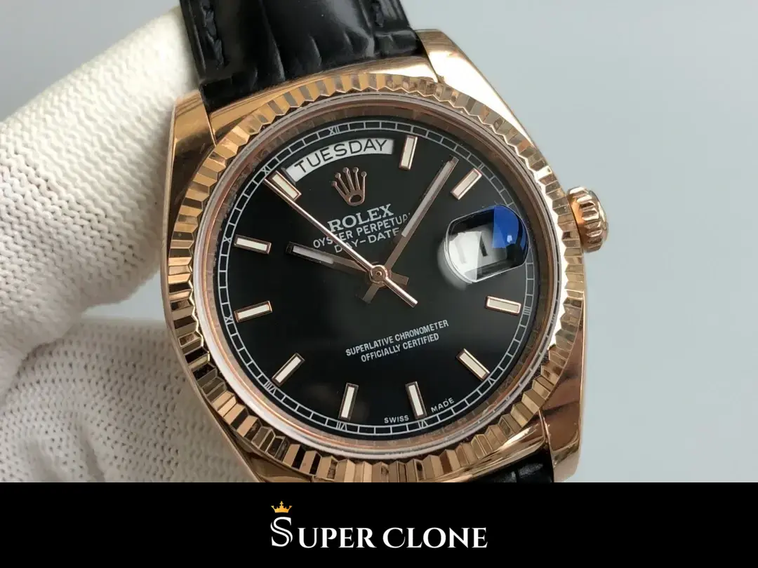 Rolex Day-Date 118135CH replica, vista en muñeca con esfera negra
