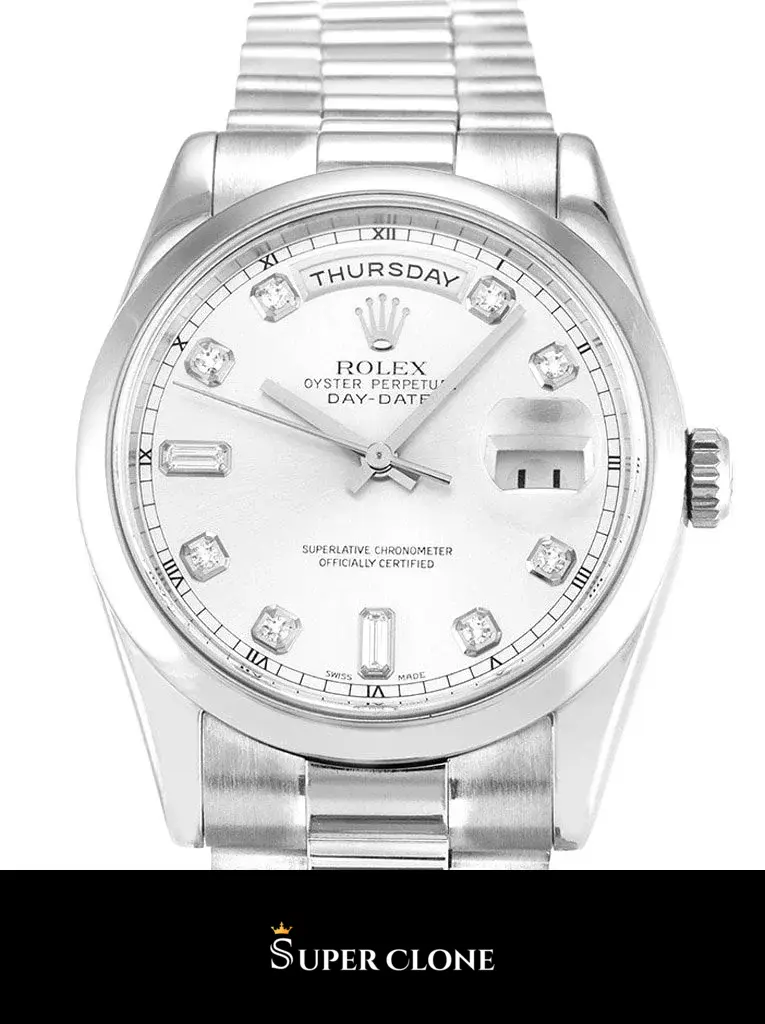 Rolex Day-Date 118209 replica, detalle de la esfera plateada y el bisel liso