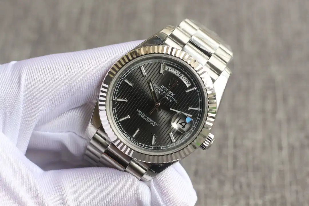Rolex Day-Date 228239 réplica en oro blanco, perfil del bisel estriado