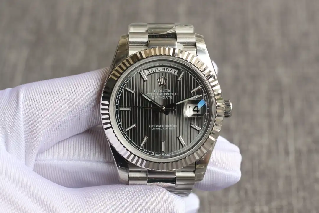 Rolex Day-Date 228239 réplica de 40 mm, esfera rodio, foto en la muñeca