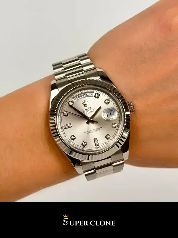 Rolex Day-Date 228239 replica, primer plano de la esfera blanca e indices baton