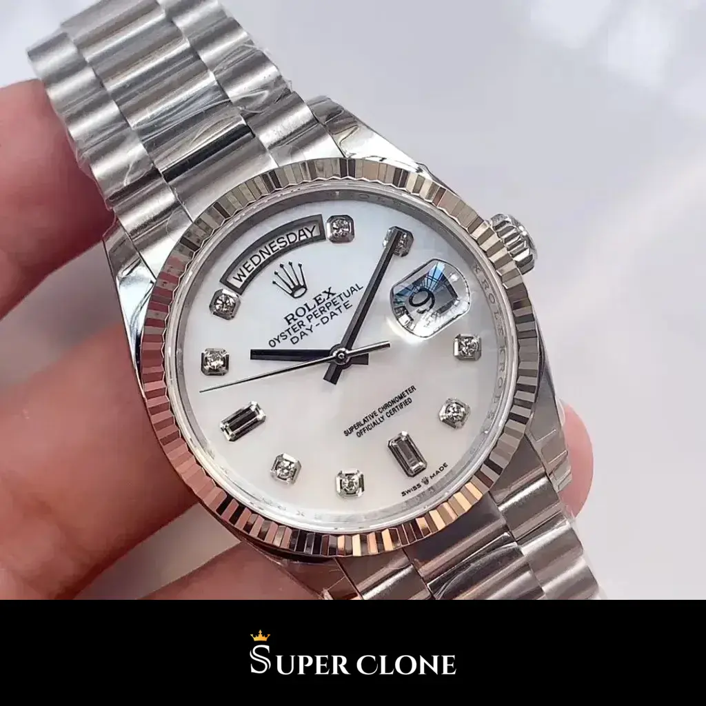 Rolex Day-Date 228239 replica, esfera blanca en la muneca, bisel estriado