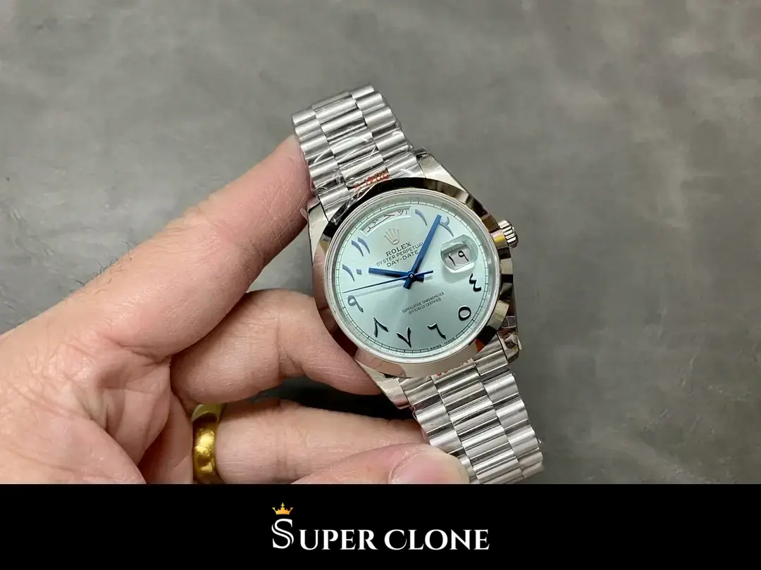 Rolex Day-Date 228206 réplica, esfera en primer plano, azul hielo