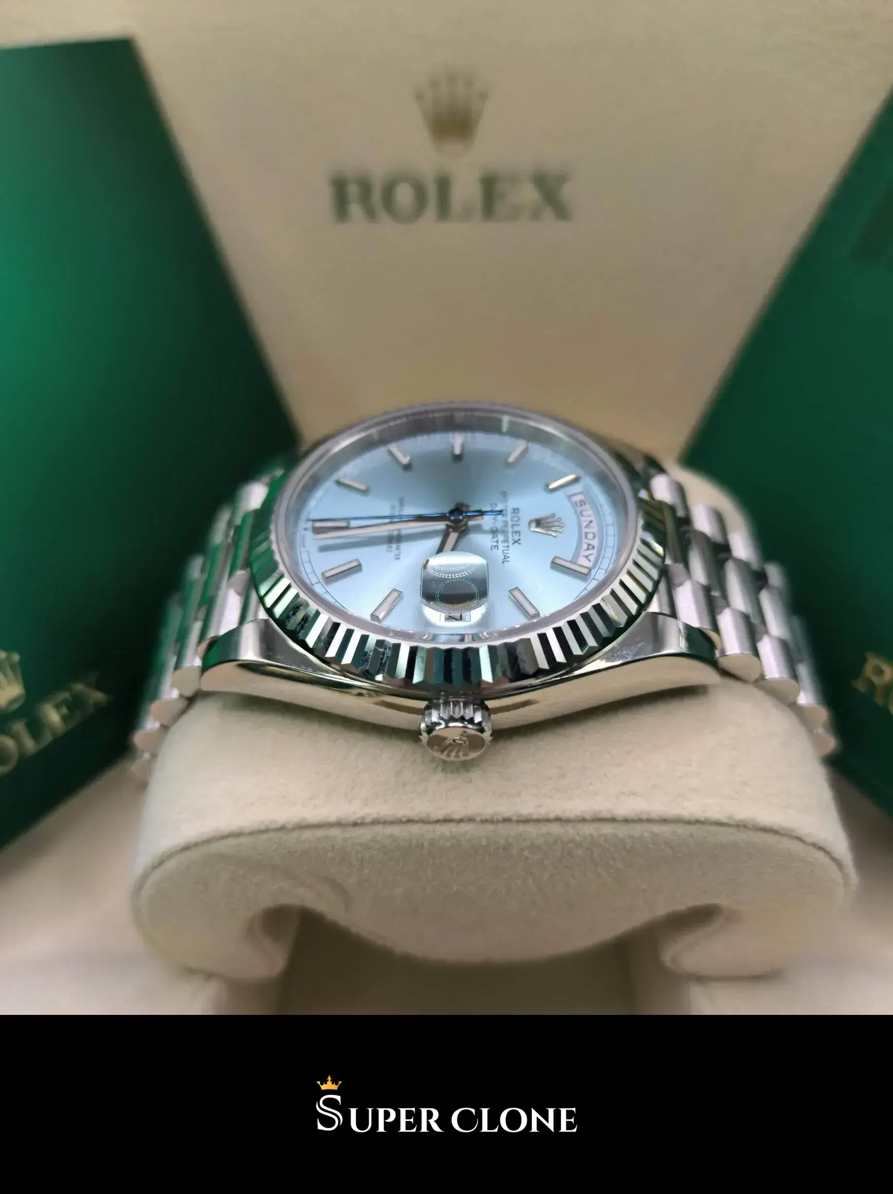 Rolex Day-Date 228236 replica azul hielo, bisel acanalado