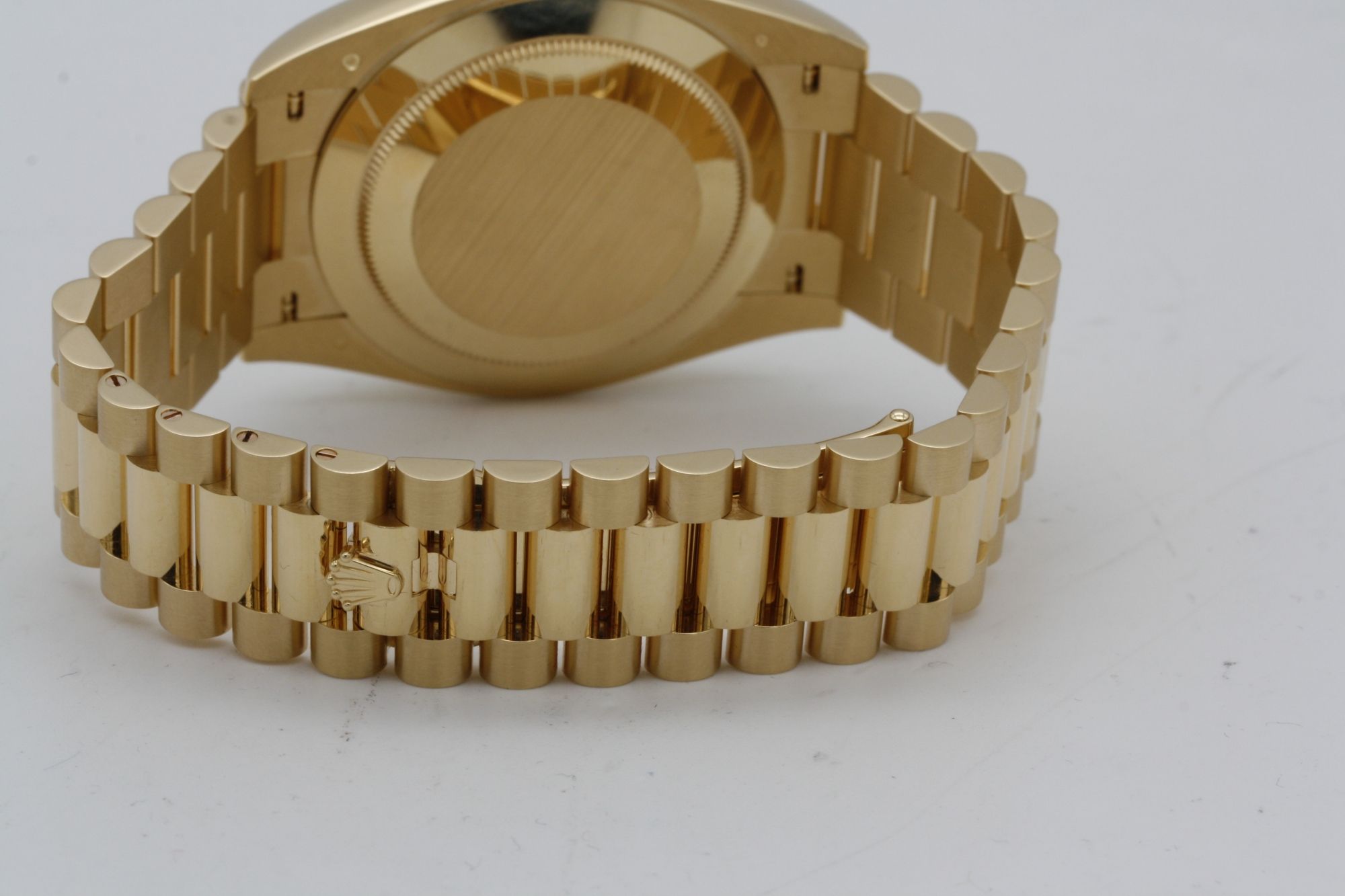 Rolex Day-Date 228238 replica 40mm, detalle de corona y caja