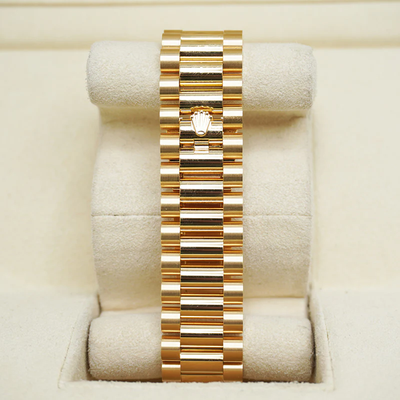 Rolex Day-Date 228238 replica, macro del bisel acanalado, esfera plata