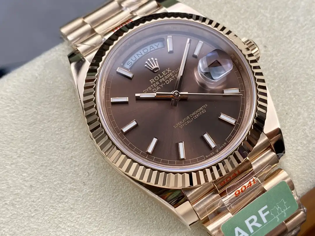 Rolex Day-Date 228235 oro Everose con bisel estriado, perfil lateral