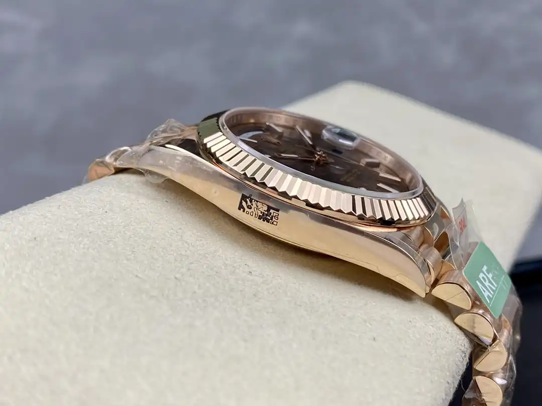 Rolex Day-Date 228235 40mm chocolate en la muñeca, réplica oro Everose