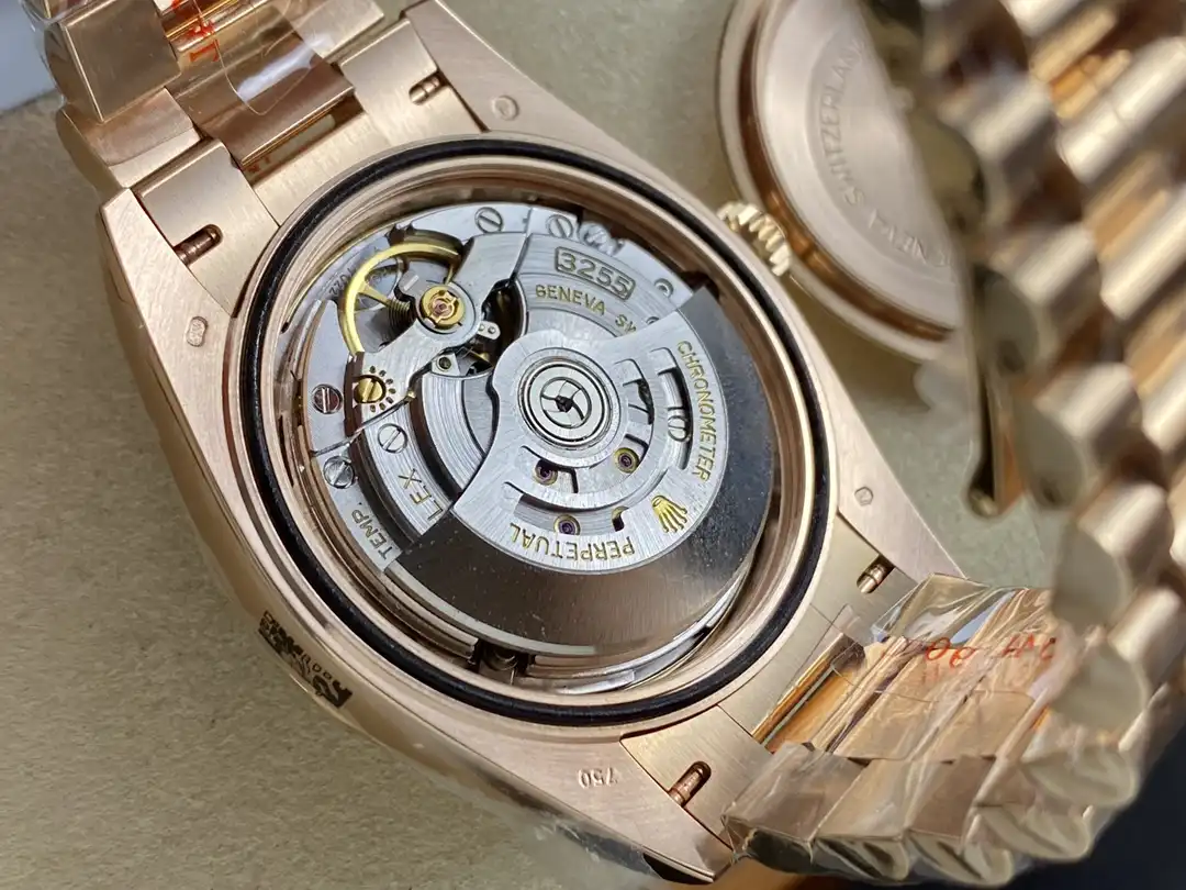 Rolex Day-Date 228235 réplica Miyota 40mm — detalle de la corona y la caja