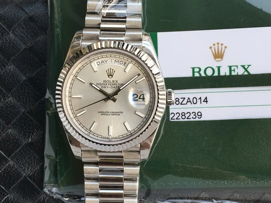 Réplica Rolex Day-Date 228239 esfera plata con índices de barra y lupa Cyclops sobre la fecha