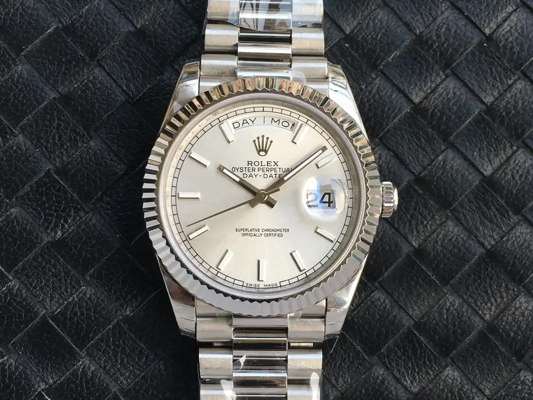 Day-Date 228239 oro blanco con brazalete President y bisel estriado, vista frontal