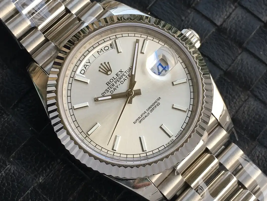 Detalle de la esfera plateada sunburst del Rolex Day-Date 228239 con día a las 12