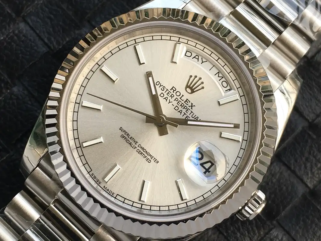 Rolex Day-Date 228239 plata, perfil del brazalete President en oro blanco de 18 quilates