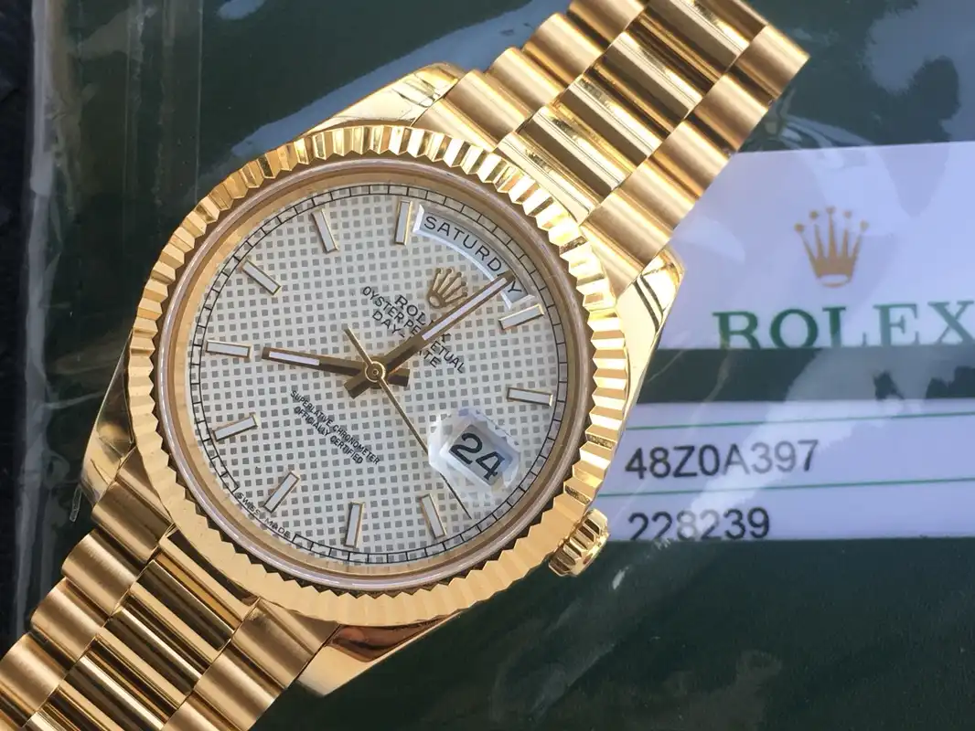 Day-Date 228238 oro amarillo 18k, esfera plateada con números romanos y bisel estriado