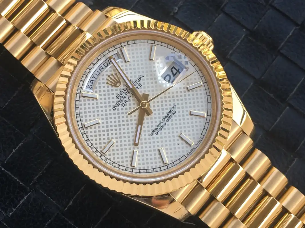 Esfera plateada con motivo tejido y números romanos del Rolex Day-Date 228238 de 40 mm
