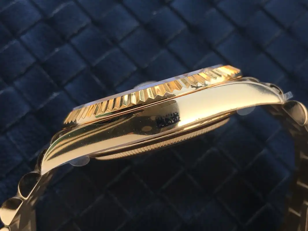 Rolex Day-Date 228238 réplica 40mm — detalle de la corona y la caja