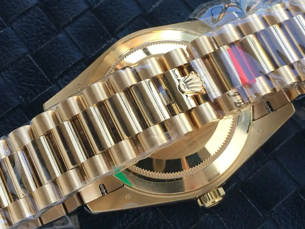 Rolex Day-Date 228238 réplica Miyota esfera plata motivo — vista en ángulo