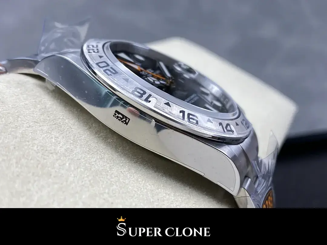 Rolex Explorer II 226570 replica, vista en ángulo, esfera negra