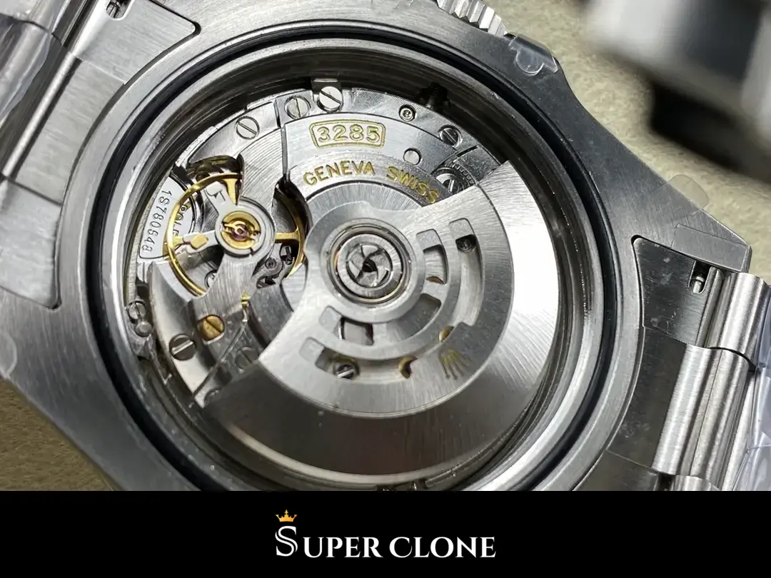 Rolex Explorer II 226570 replica, detalle de la corona y la caja