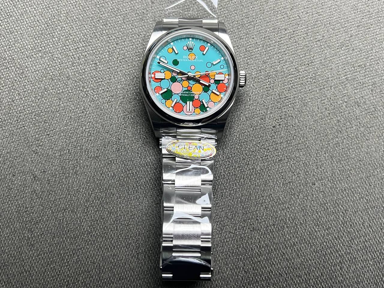 Rolex Oyster Perpetual 126000 replica 36 mm, primer plano de la esfera turquesa con burbujas multicolor