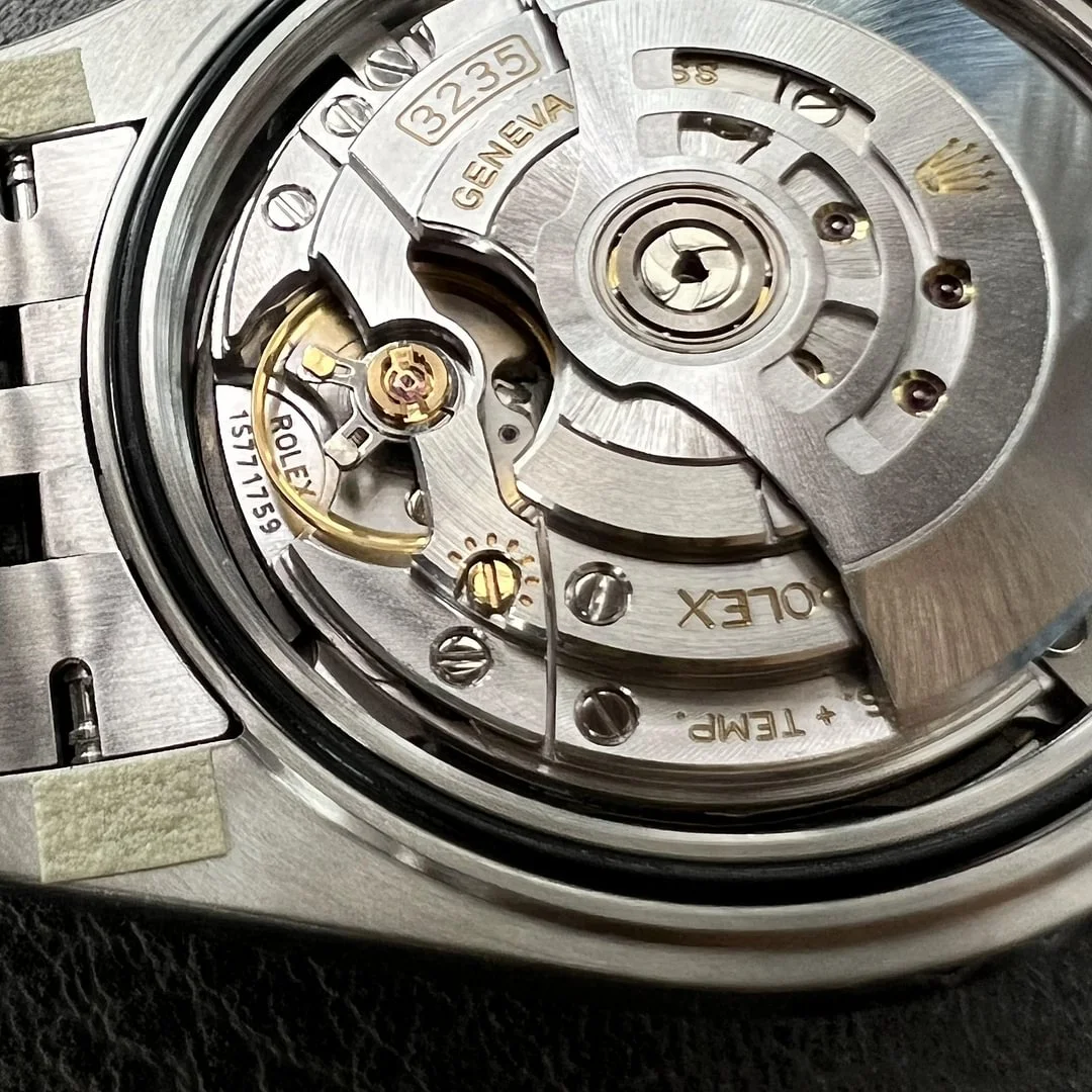 Datejust 126334 replica miyota, vista en ángulo, esfera rodio
