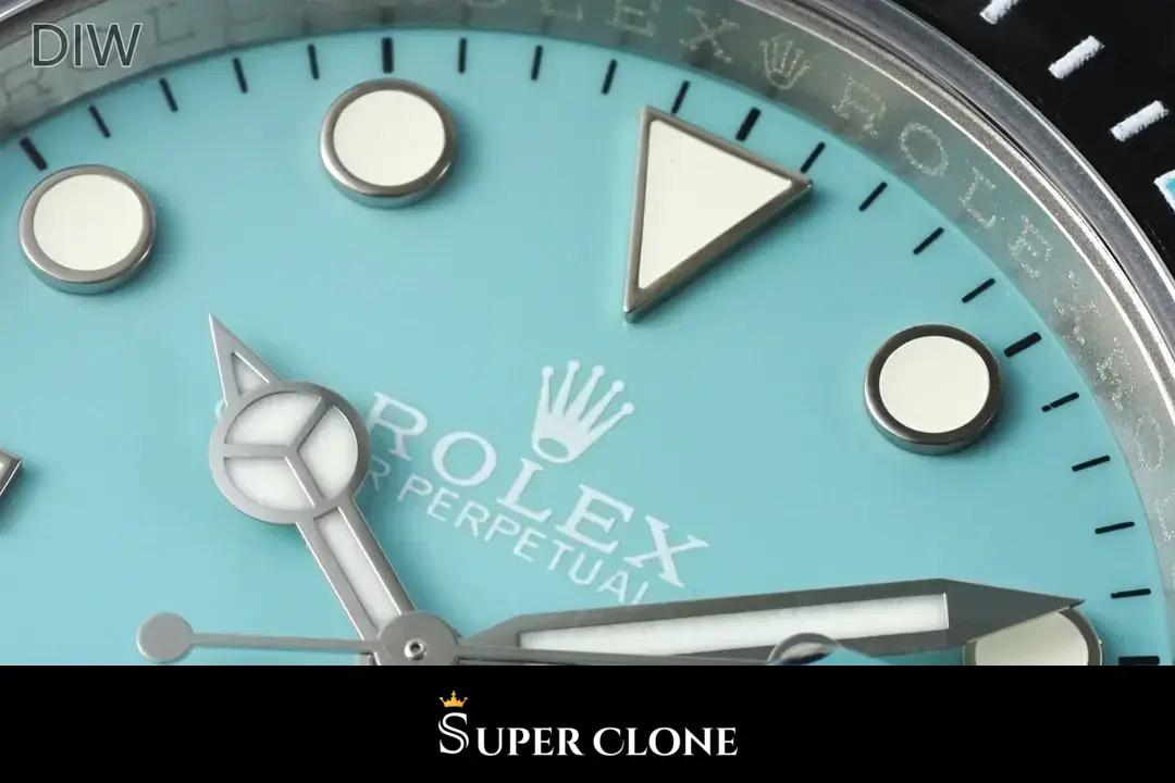 Rolex Submariner Parakeet 116610 replica, vista en angulo, bisel de fibra de carbono forjada