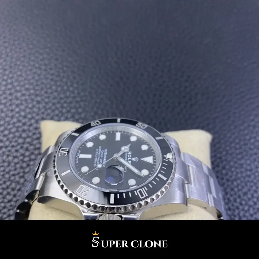 Submariner 116610LN replica Rolex, perfil semilateral, brazalete con pavé de diamantes