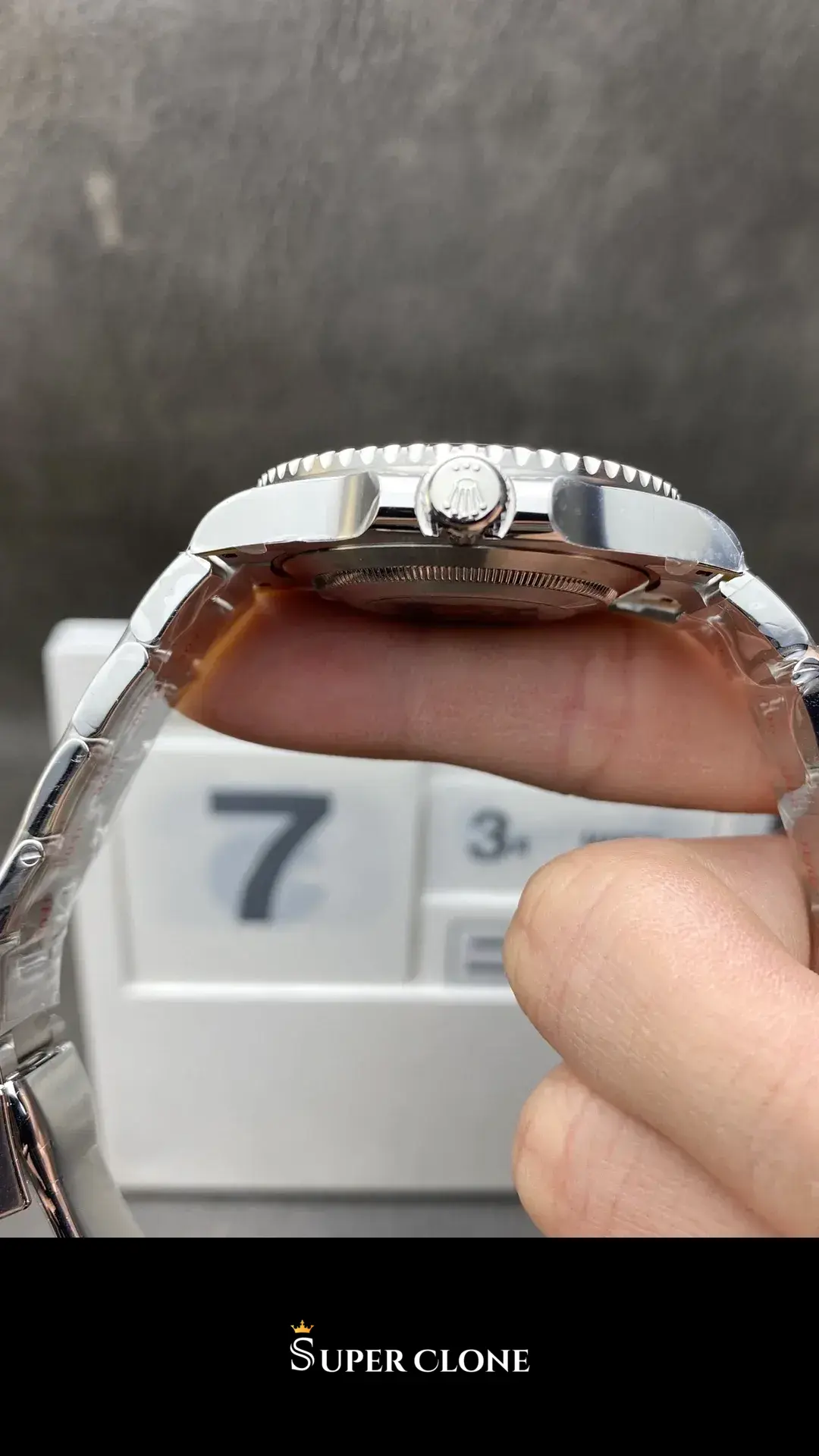 Rolex Submariner 124060 sin fecha replica, perfil lateral, caja de acero y corona
