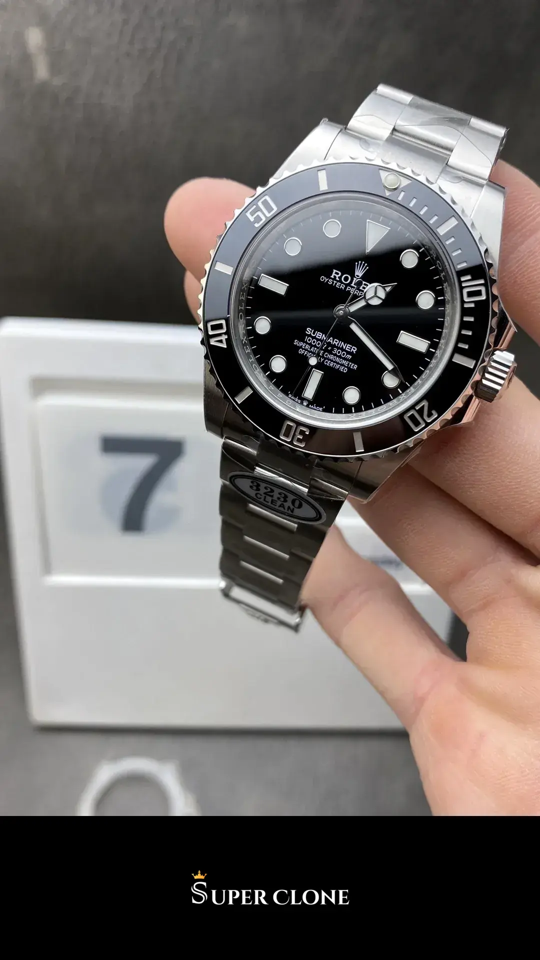 Rolex Submariner 124060 replica, macro del brazalete, eslabones centrales de acero pulido