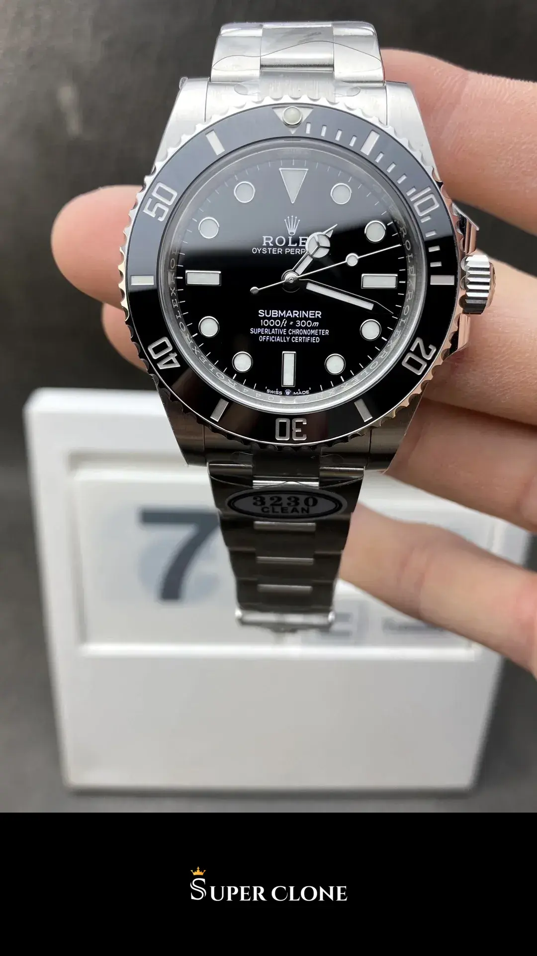 Rolex Submariner 124060 Rolex replica, vista cenital, esfera negra simétrica