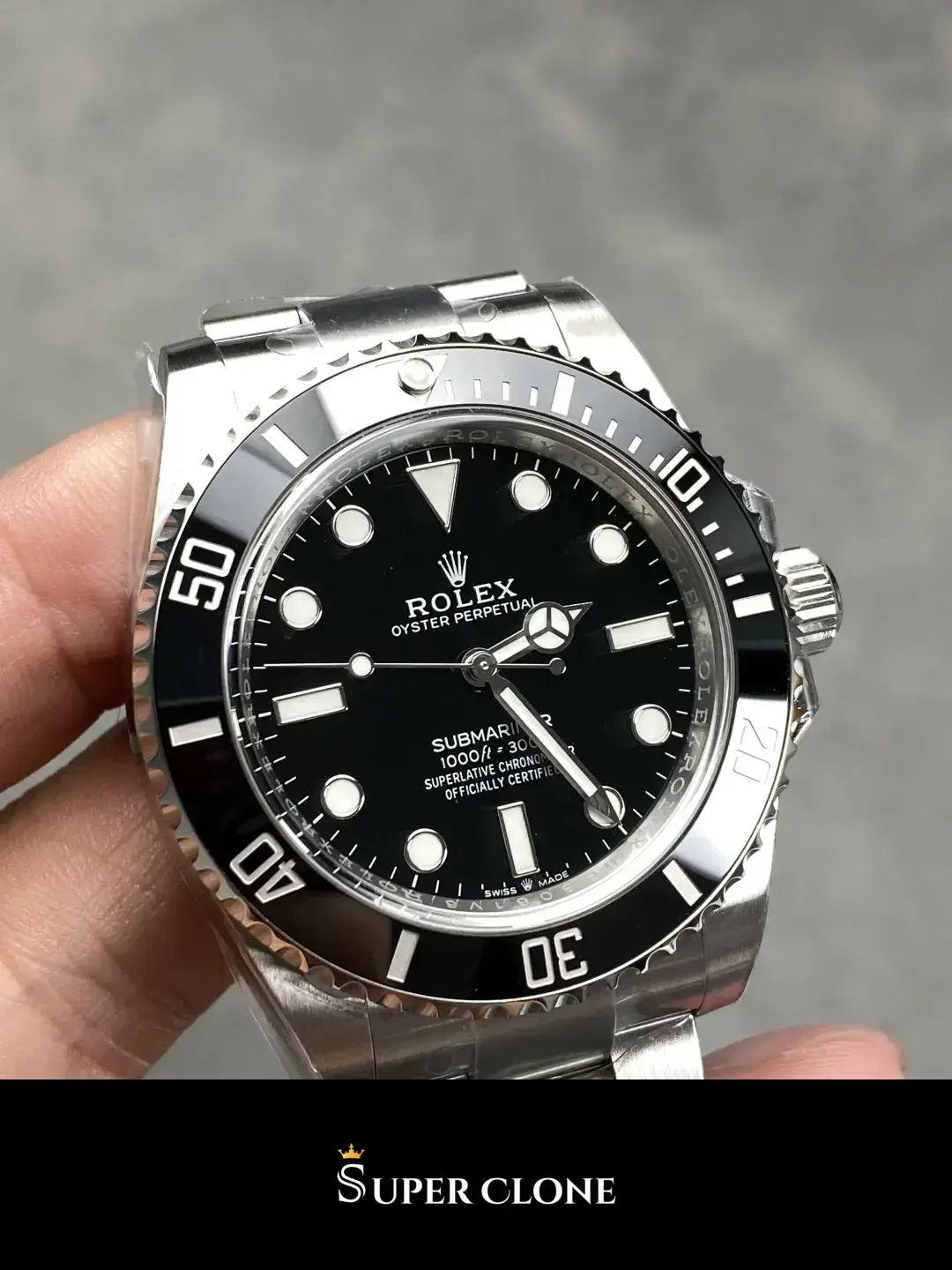 Rolex Submariner 124060 sin fecha Miyota replica, primer plano de la esfera negra