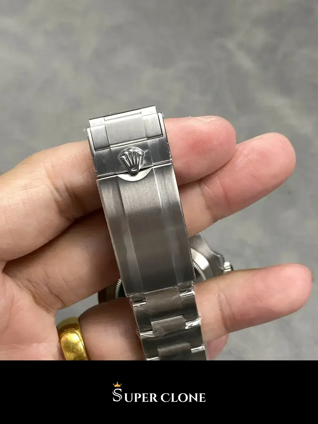 Rolex Submariner 124060 sin fecha Rolex replica, foto en muñeca, esfera negra de 41 mm