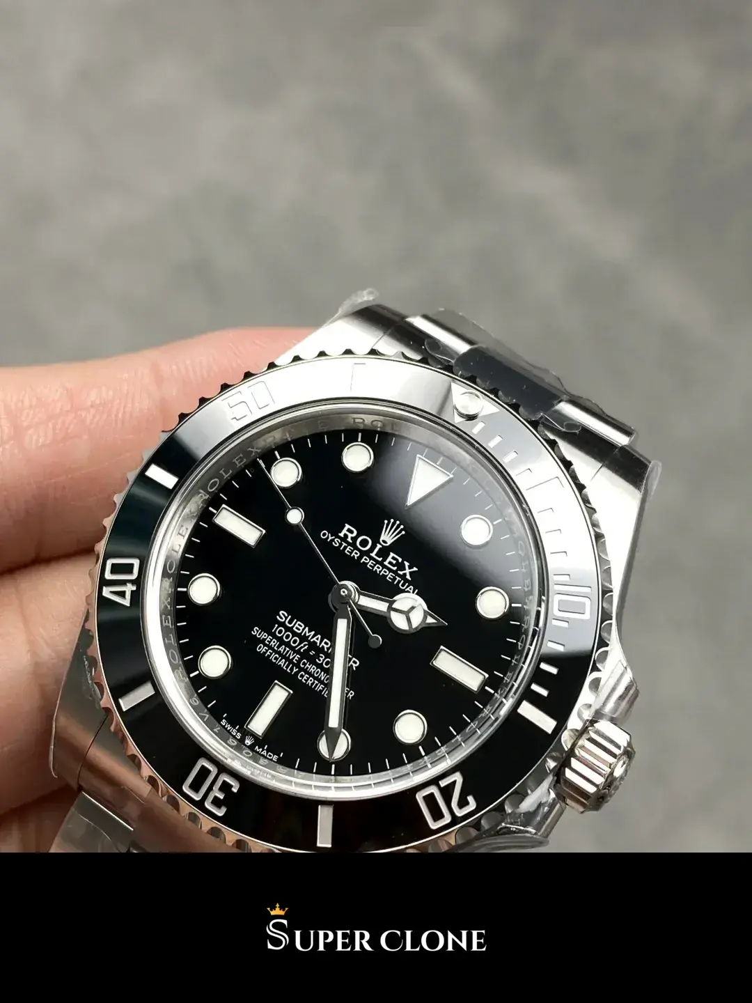 Rolex Submariner 124060 replica, vista en ángulo, esfera negra y bisel de cerámica