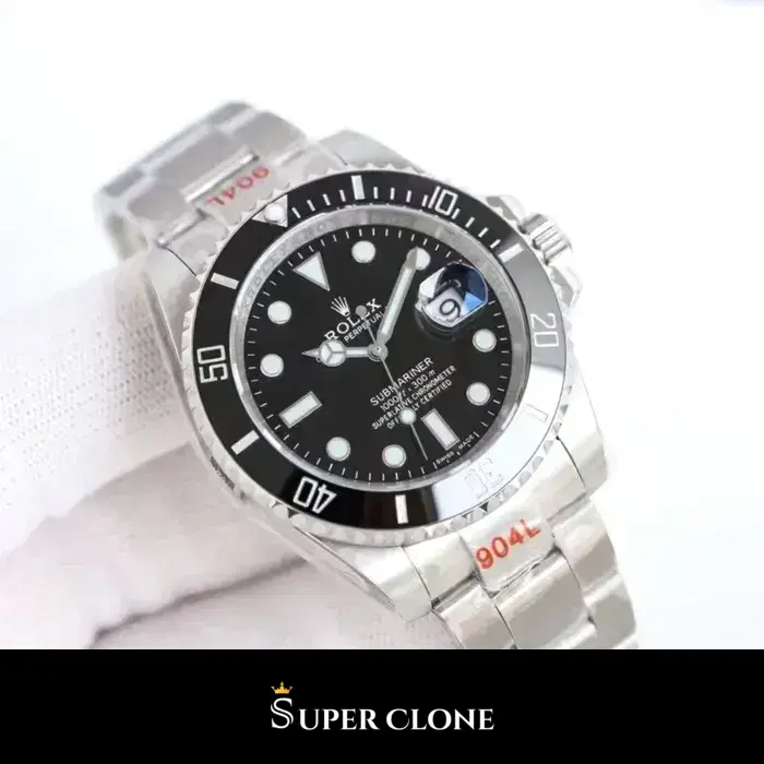 Submariner 126610 replica, vista en ángulo, esfera negra y brazalete Oyster de acero