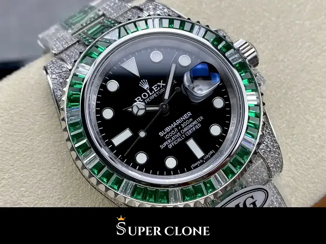 Submariner 126610LV Miyota replica, macro del bisel, engaste baguette verde de corte esmeralda
