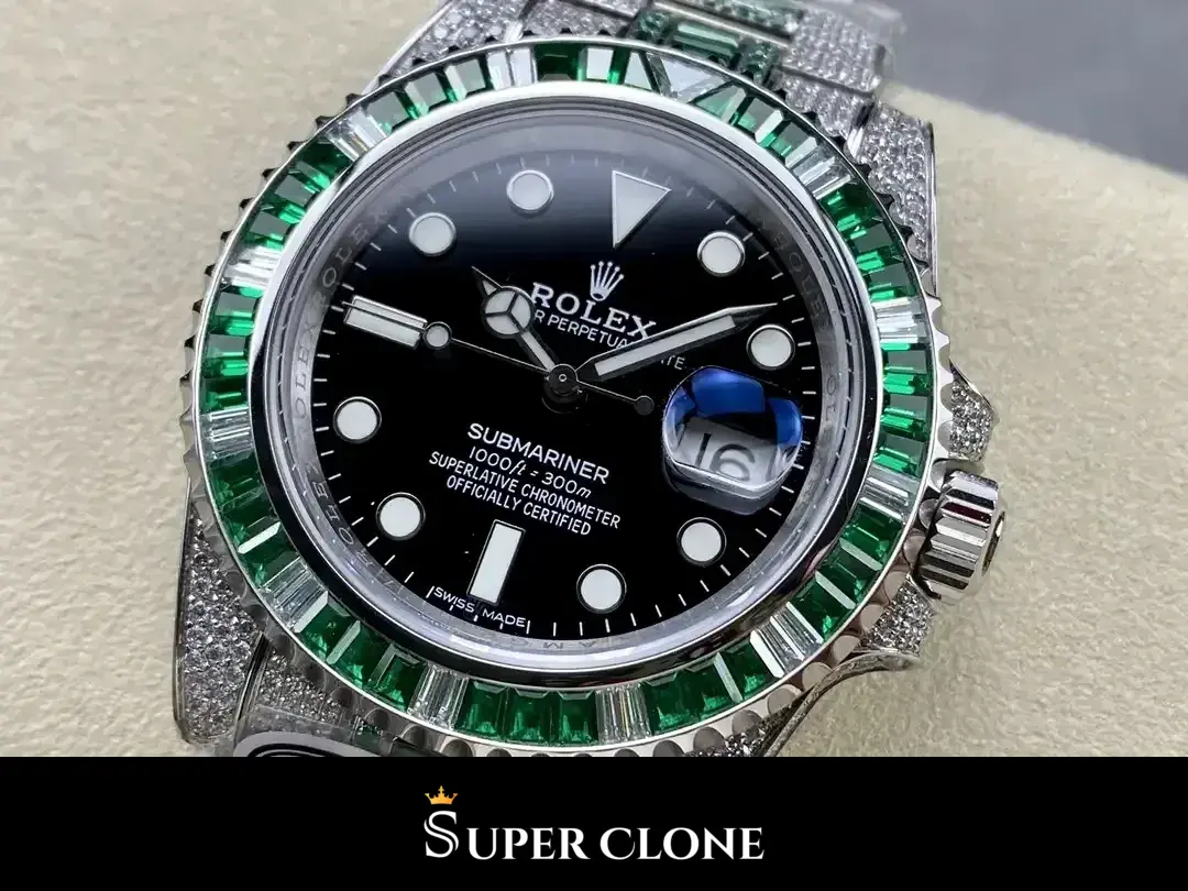 Rolex Submariner 126610LV replica, detalle del brazalete, pavé de diamantes con piedras verdes de acento